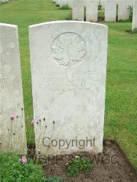 Etaples Military Cemetery - Armstrong, Thomas Eady